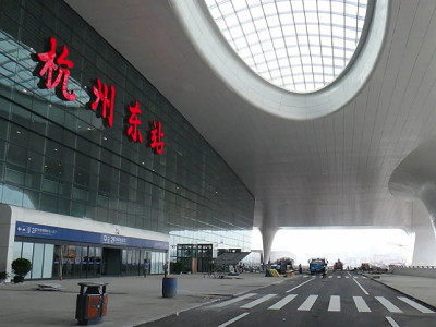 杭州東高鐵站廣告