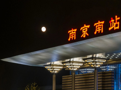 南京南高鐵站廣告