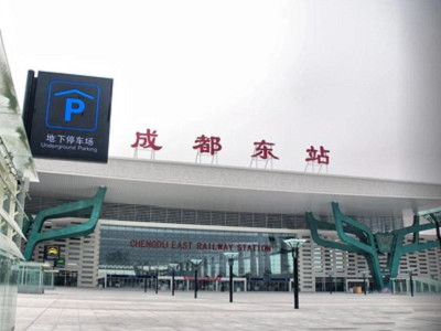 成都東高鐵站廣告