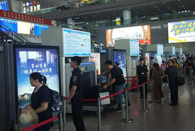 北京西站安檢口滾動燈箱廣告實景圖 北京西站安檢口滾動燈箱廣告實景圖