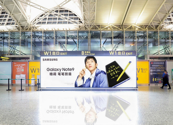 三星手機機場立式燈箱廣告