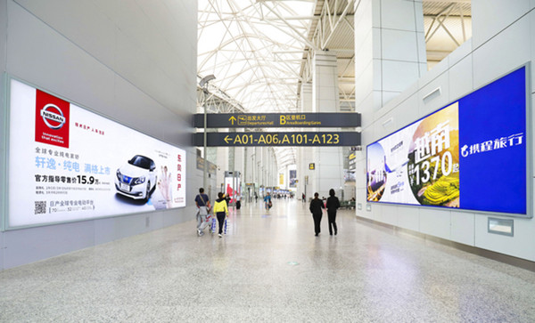 東風日產軒逸汽車機場墻體燈箱廣告