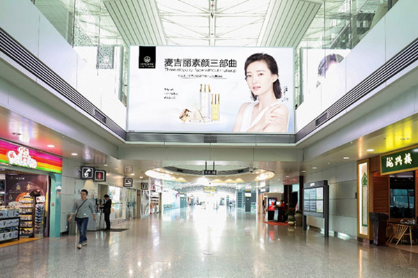 麥吉麗機場高空燈箱廣告