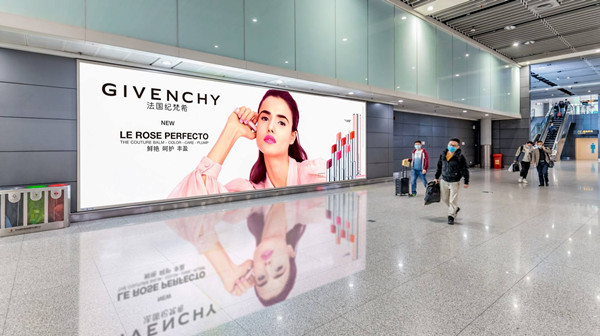 紀梵希機場廣告