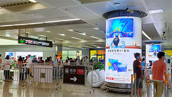 深圳北高鐵站立柱燈箱廣告