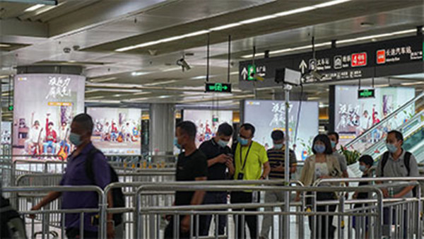 深圳北高鐵站立柱燈箱廣告