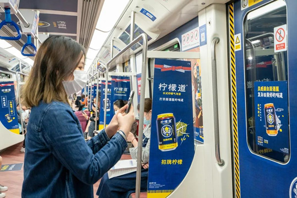 可口可樂檸檬道深圳地鐵創(chuàng)意內(nèi)包車廣告
