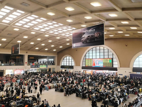 紅旗汽車高鐵站燈箱廣告