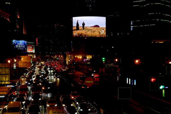 寶馬iX包屏投放上海淮海路蘭生大廈LED屏廣告