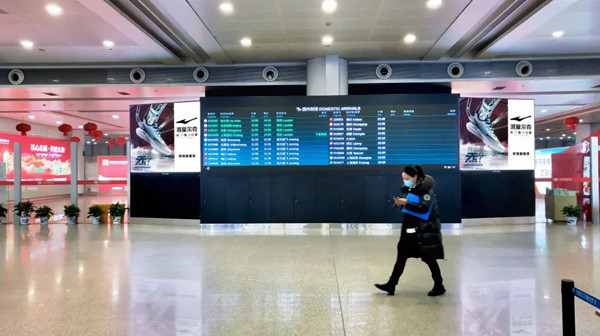 鴻星爾克南昌機場廣告