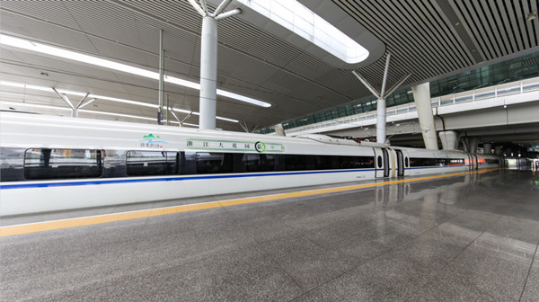 碳中和高鐵列車廣告