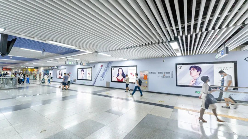 完美日記深圳地鐵廣告 完美日記深圳地鐵廣告