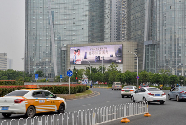 格力新輕廚武漢光谷國際廣場戶外LED廣告