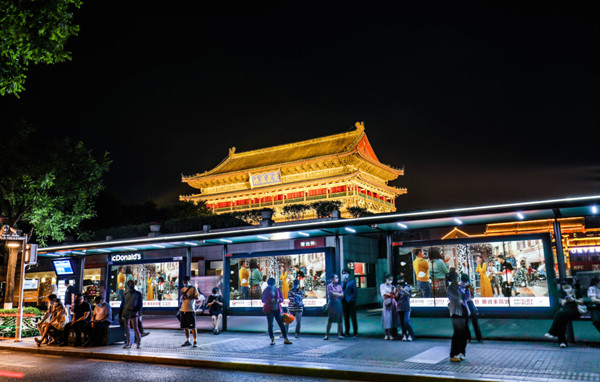 520西安公交候車亭廣告