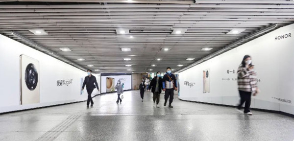 榮耀手機南京地鐵廣告