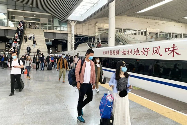 東魁楊梅高鐵列車廣告