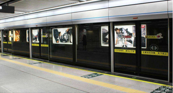 深圳地鐵十二封燈箱廣告
