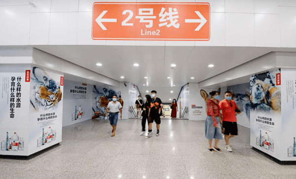 農夫山泉成都地鐵廣告