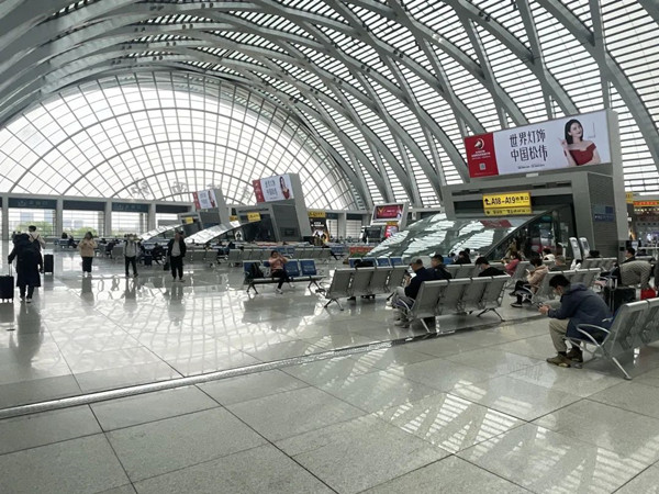 松偉燈飾天津西高鐵站廣告