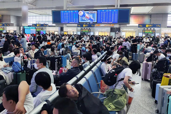 百歲山高鐵站廣告 百歲山高鐵站廣告