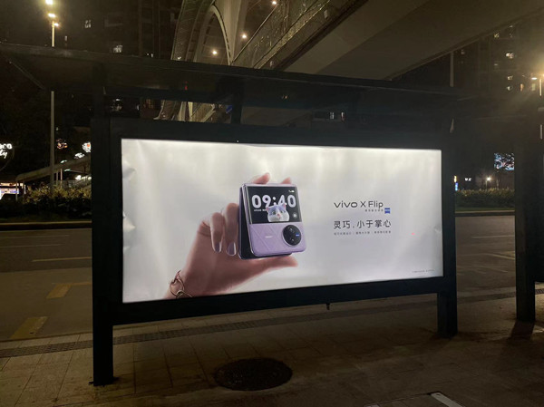 vivo手機公交車站廣告