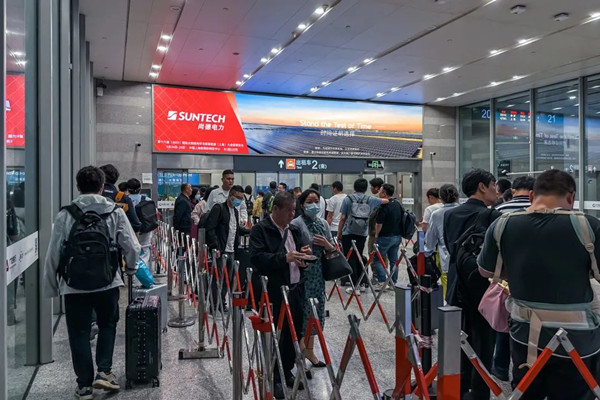 尚德電力高鐵站廣告