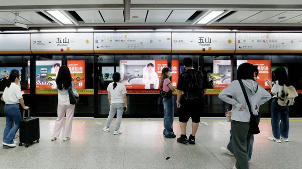 廣州地鐵軌道燈箱廣告