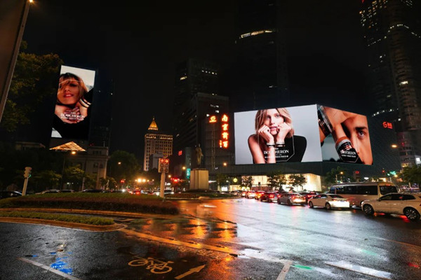 Boucheron寶詩(shī)龍雙屏聯(lián)動(dòng)南京戶外LED廣告 Boucheron寶詩(shī)龍雙屏聯(lián)動(dòng)南京戶外LED廣告