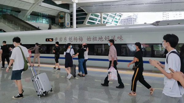 東魁楊梅高鐵廣告