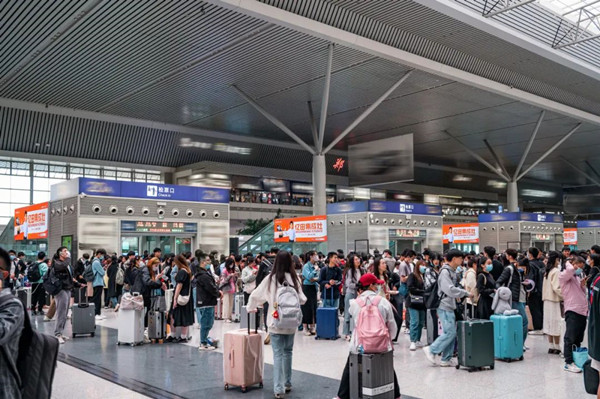 億田集成灶鄭州東高鐵站廣告 億田集成灶鄭州東高鐵站廣告