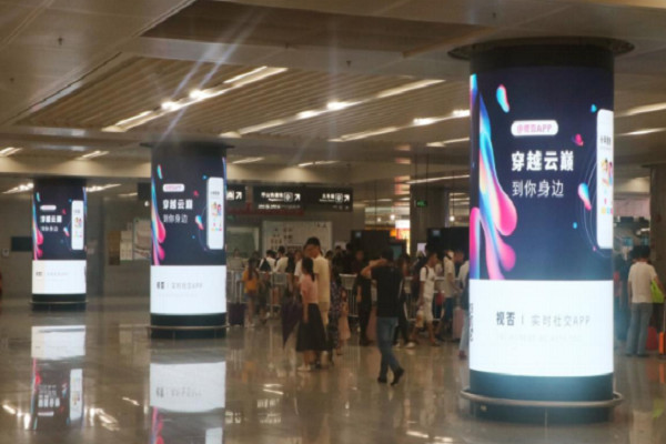 深圳北高鐵站燈箱廣告