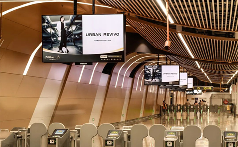 UR服裝品牌上海地鐵廣告 UR服裝品牌上海地鐵廣告