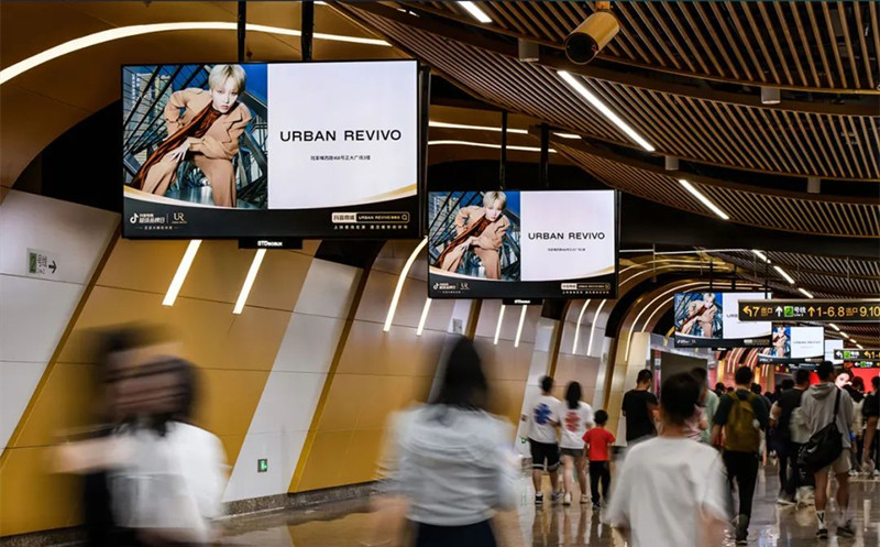 UR服裝品牌上海地鐵廣告 UR服裝品牌上海地鐵廣告