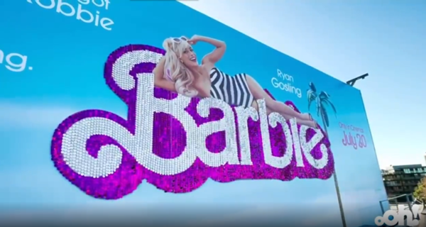 芭比戶外廣告